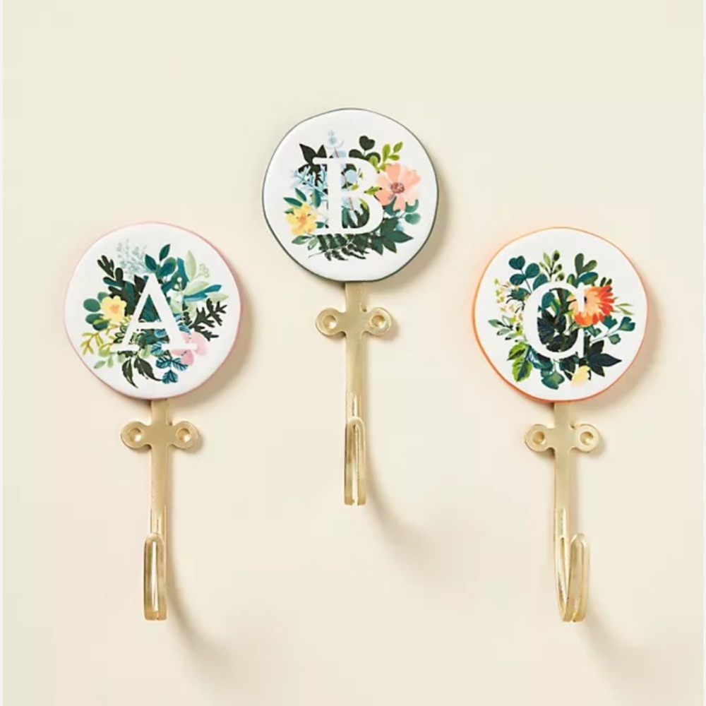 Leighton Monogram Hook
Anthropologie Home
NWT
Letter R or I Available